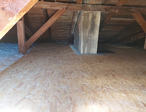 Zateplení stropu zděného rodinného domu pomocí foukané izolace